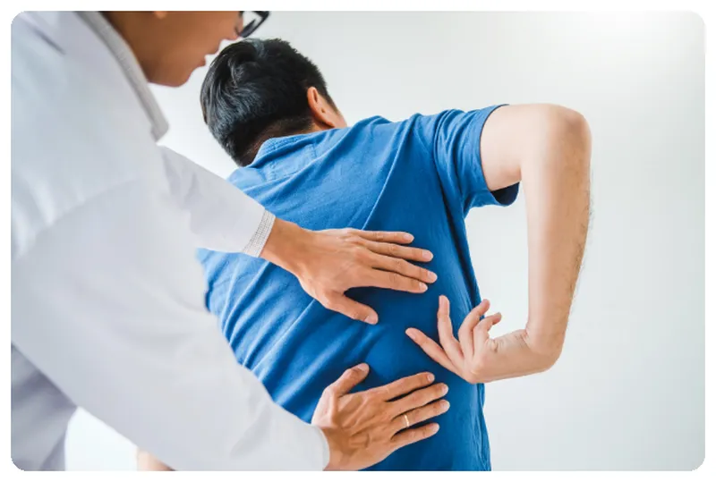 Hombre recibiendo masajes descontracturantes por un medico